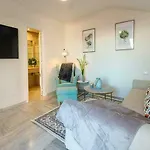 ✰ Luxurious 5 Bedroom Penthouse. Sea Views. Hot Tub. Bbq. Golden Mile