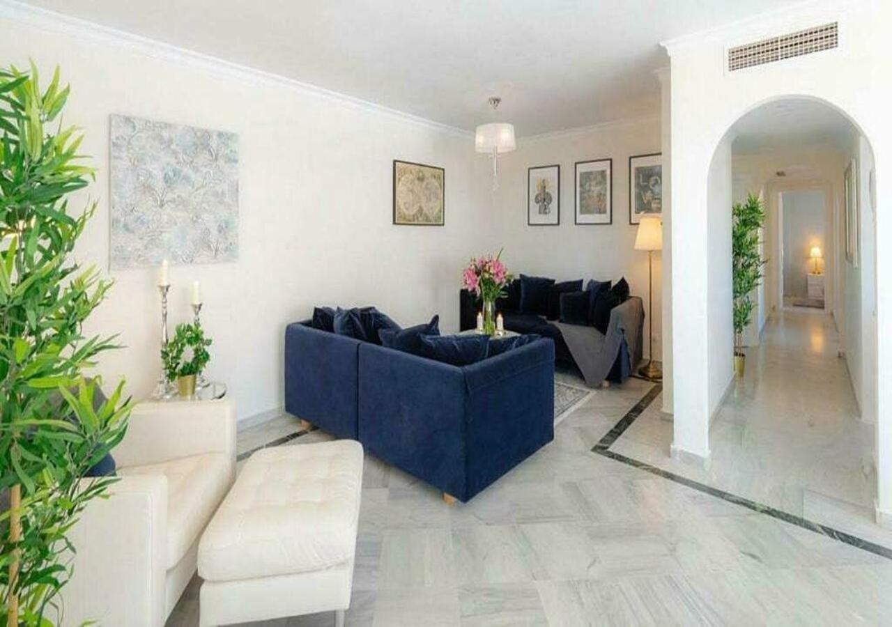 ✰ Luxurious 5 Bedroom Penthouse. Sea Views. Hot Tub. Bbq. Golden Mile * Marbella