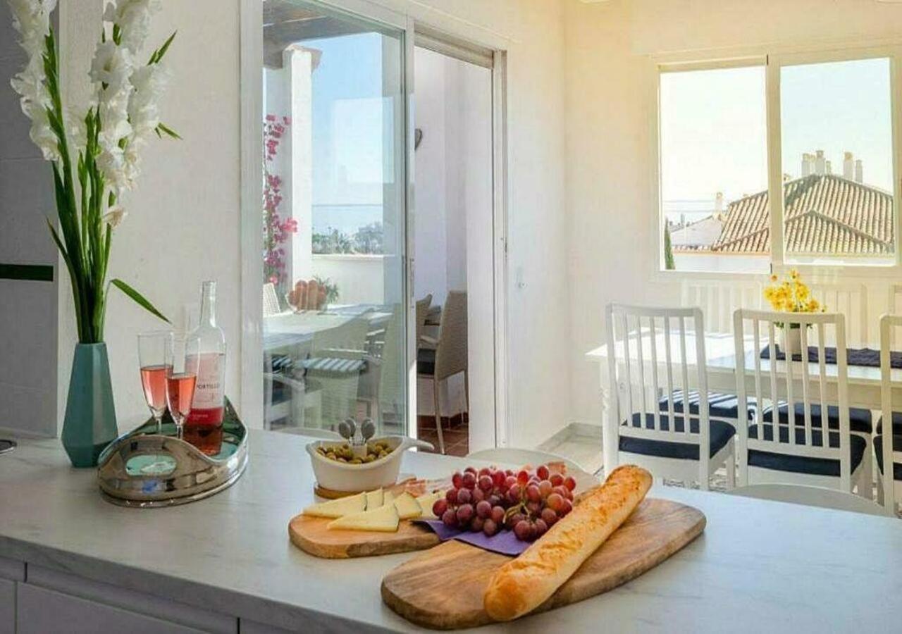 ✰ Luxurious 5 Bedroom Penthouse. Sea Views. Hot Tub. Bbq. Golden Mile Apartment Marbella
