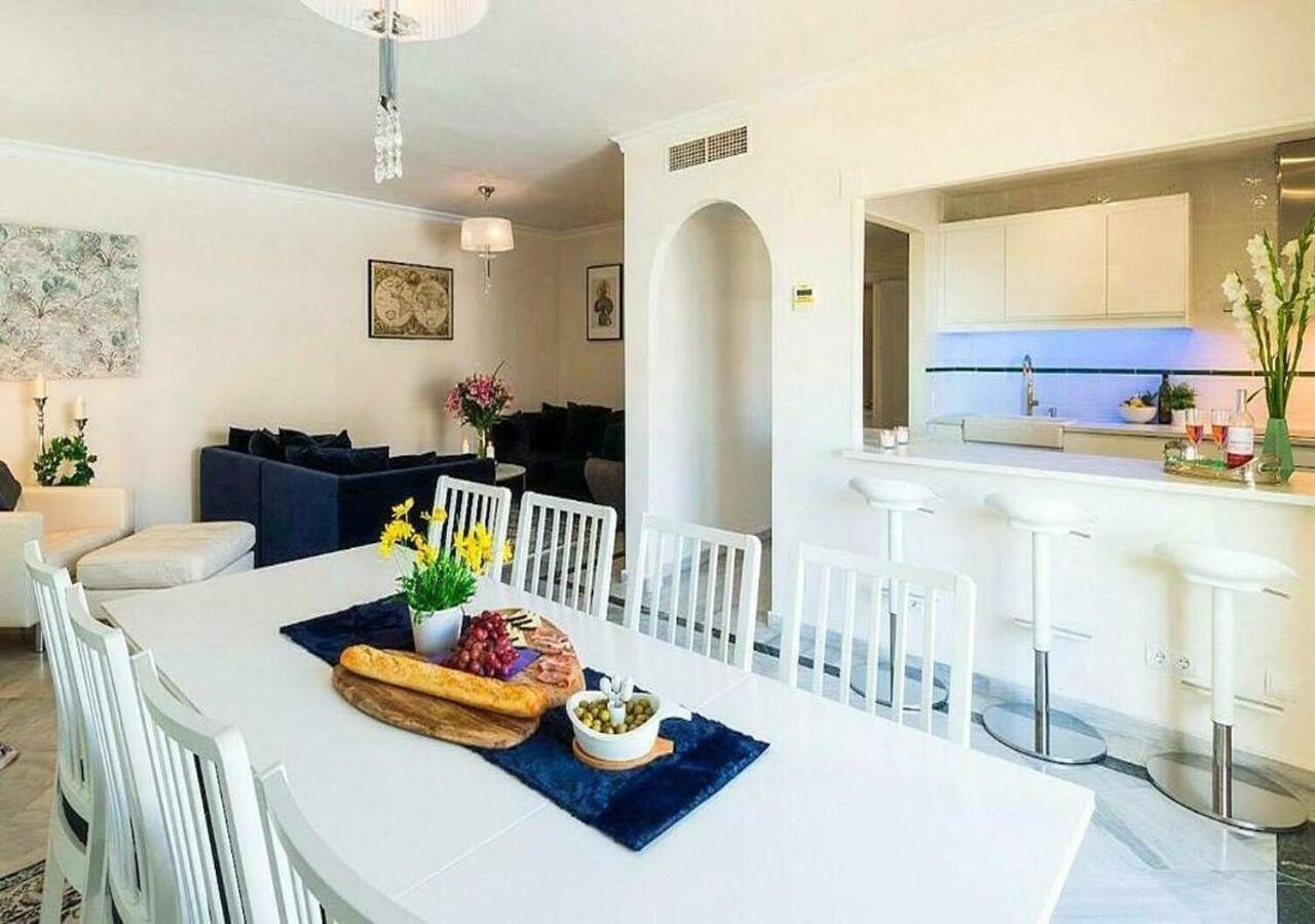 ✰ Luxurious 5 Bedroom Penthouse. Sea Views. Hot Tub. Bbq. Golden Mile * Marbella