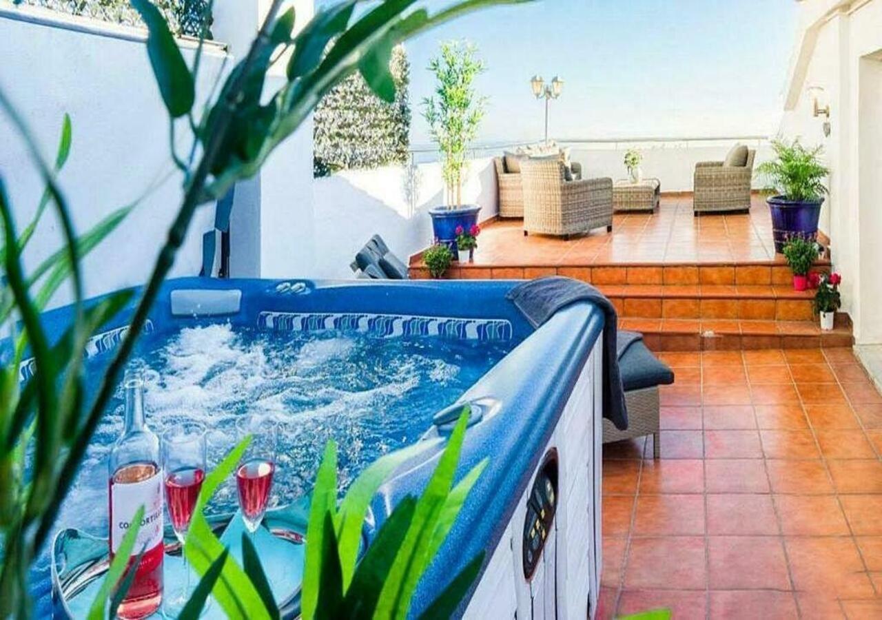Apartment ✰ Luxurious 5 Bedroom Penthouse. Sea Views. Hot Tub. Bbq. Golden Mile *
