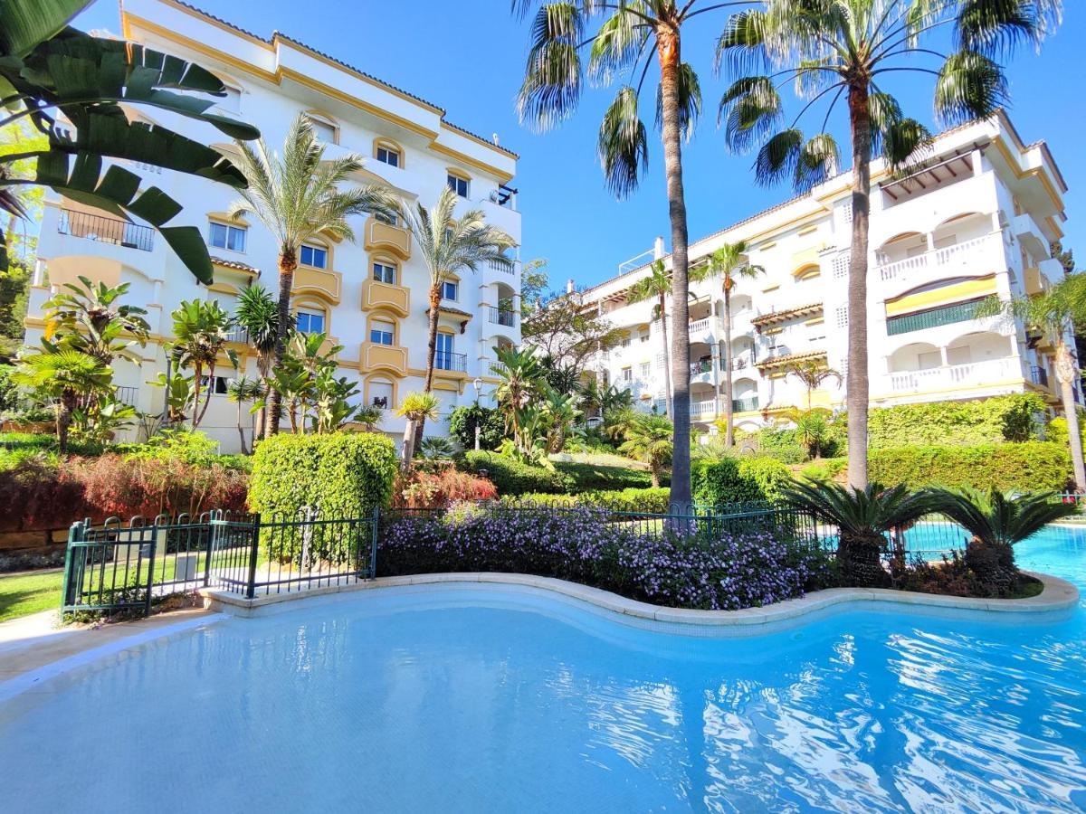 ✰ Luxurious 5 Bedroom Penthouse. Sea Views. Hot Tub. Bbq. Golden Mile Marbella
