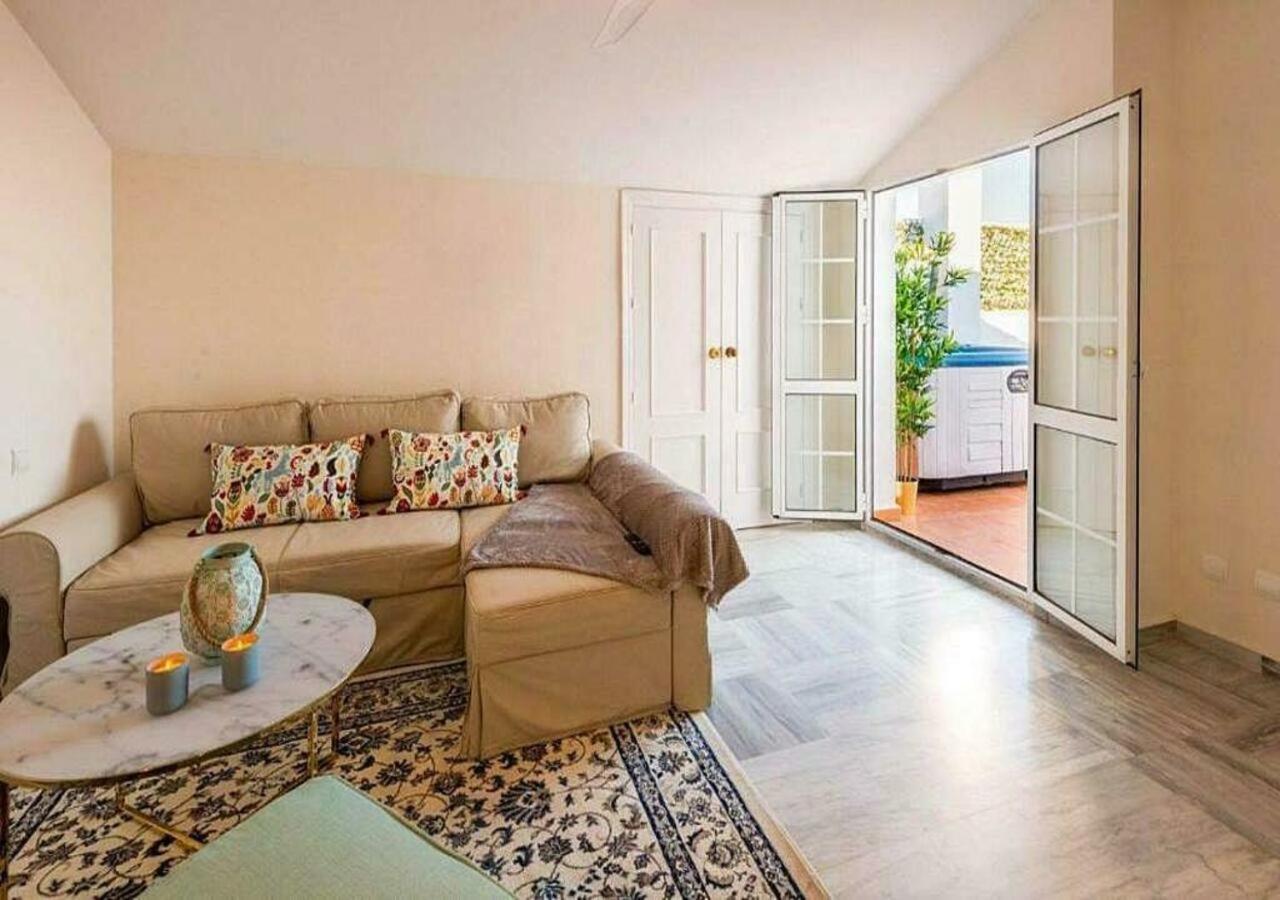 ✰ Luxurious 5 Bedroom Penthouse. Sea Views. Hot Tub. Bbq. Golden Mile Apartment Marbella