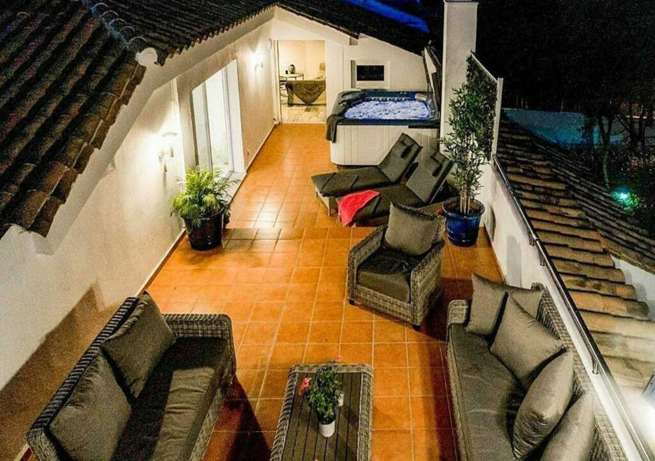✰ Luxurious 5 Bedroom Penthouse. Sea Views. Hot Tub. Bbq. Golden Mile Apartment Marbella