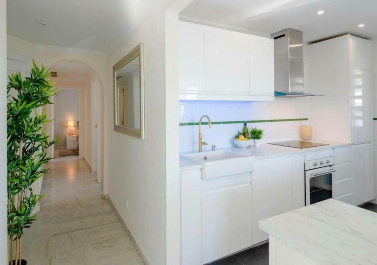 ✰ Luxurious 5 Bedroom Penthouse. Sea Views. Hot Tub. Bbq. Golden Mile * Marbella