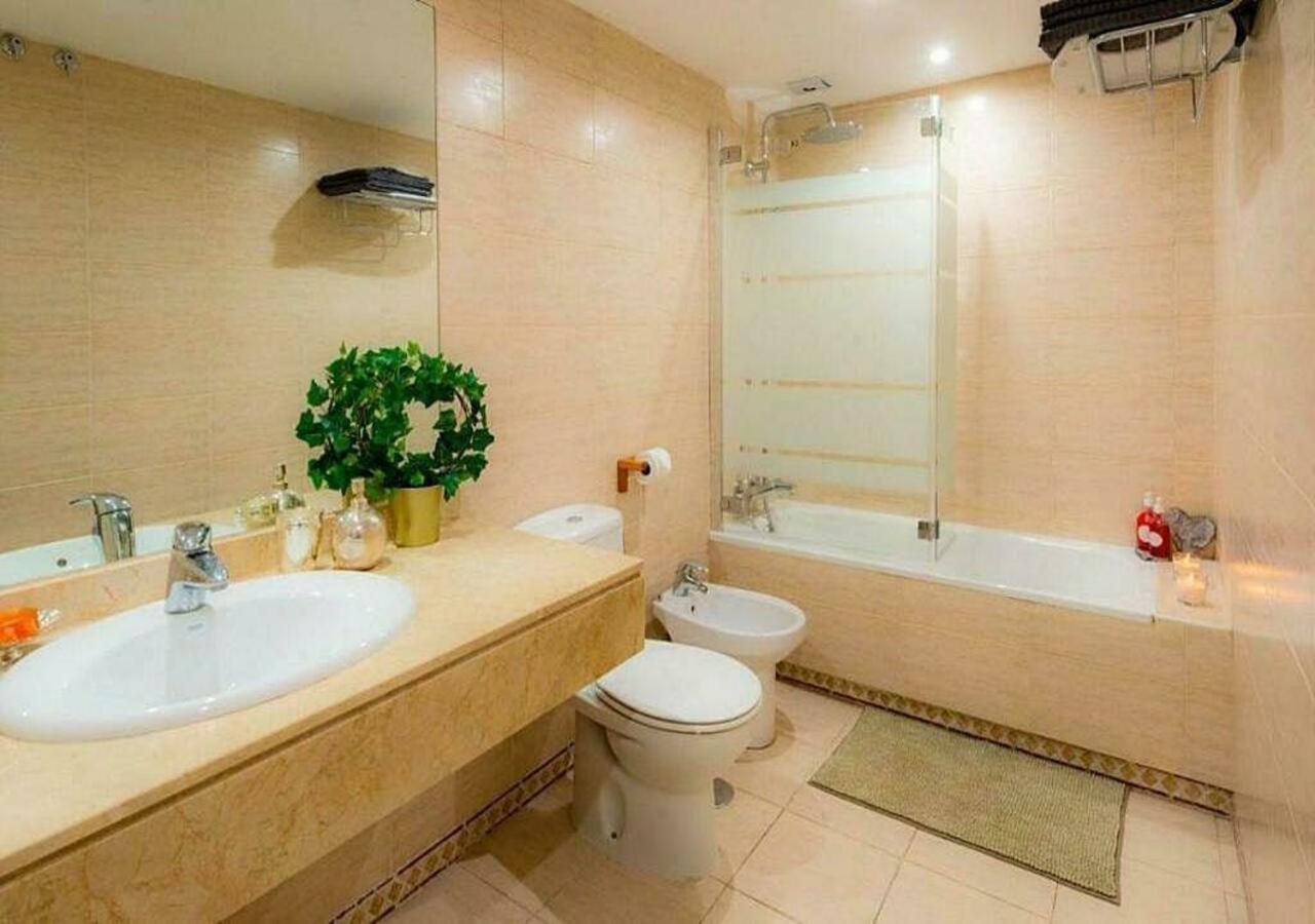 Apartment ✰ Luxurious 5 Bedroom Penthouse. Sea Views. Hot Tub. Bbq. Golden Mile Marbella