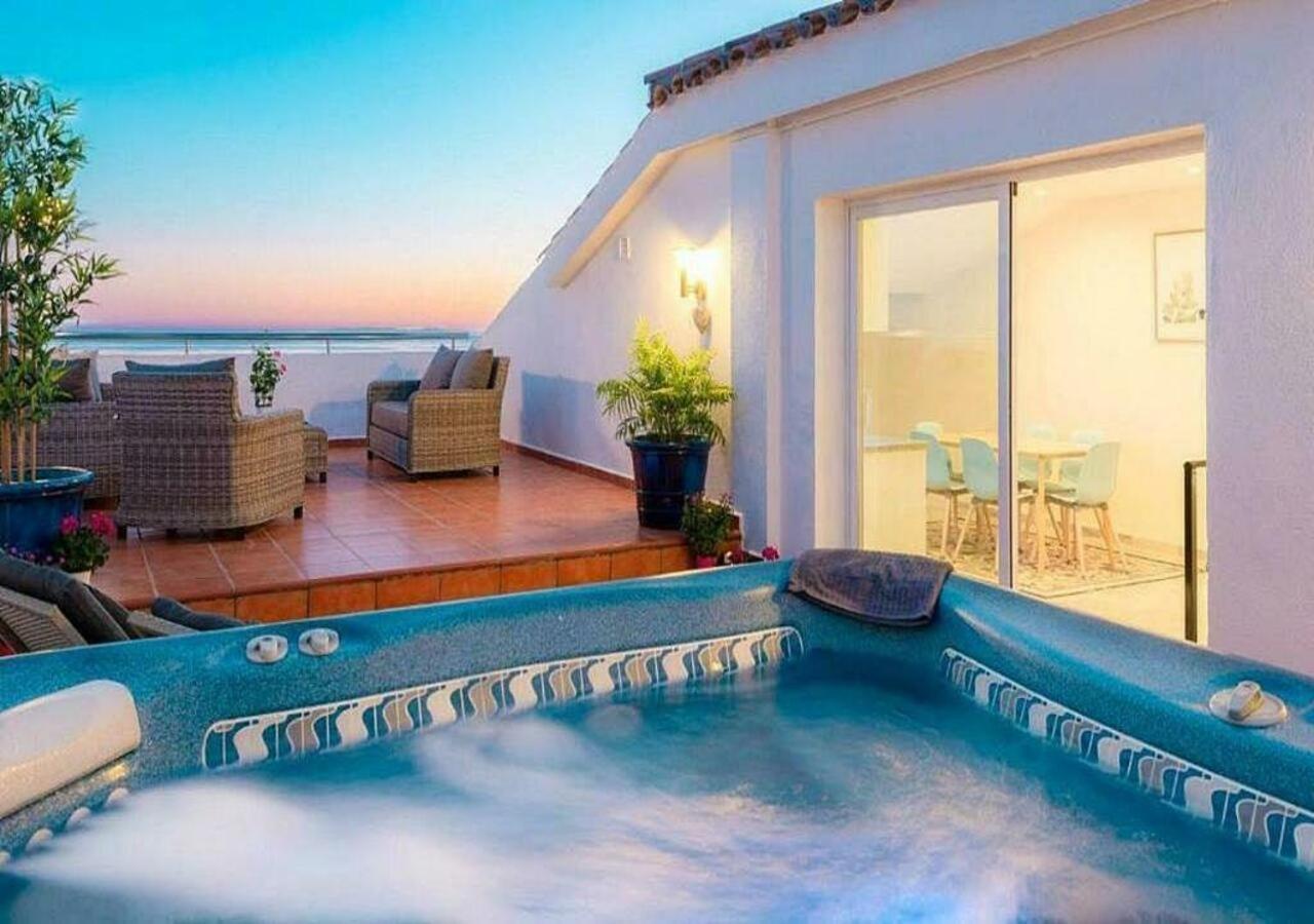 ✰ Luxurious 5 Bedroom Penthouse. Sea Views. Hot Tub. Bbq. Golden Mile Apartment Marbella