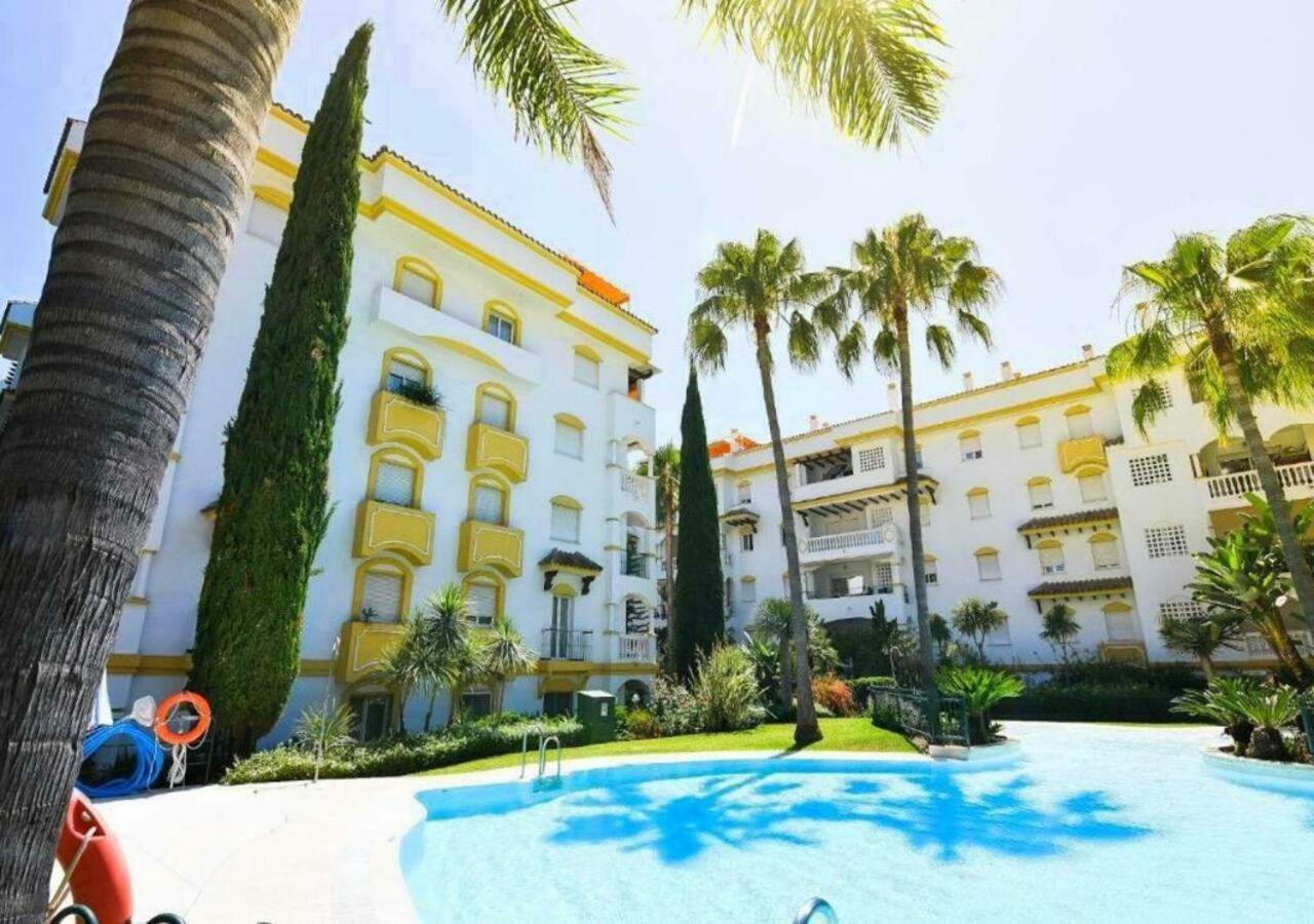 ✰ Luxurious 5 Bedroom Penthouse. Sea Views. Hot Tub. Bbq. Golden Mile Apartment Marbella